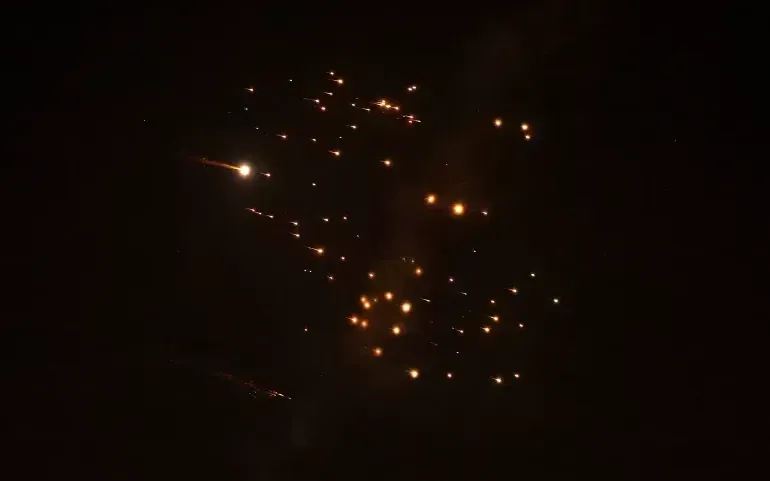 Vệt khói tên lửa để lại trên bầu trời giữa đợt tấn công tên lửa của Iran phía trên thành phố ven biển Netanya của Israel, ngày 18/3/2026 (Ảnh: AFP)