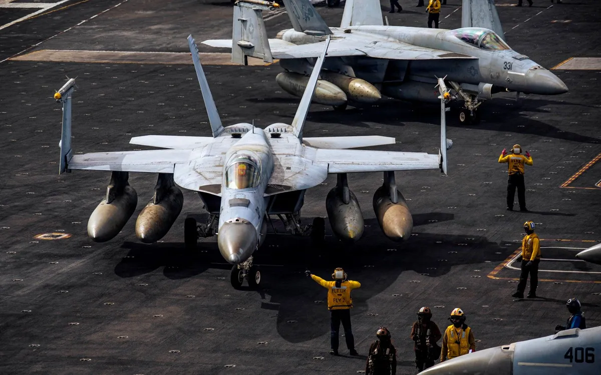 Các máy bay F/A-18E Super Hornet đang di chuyển trên sàn đáp của tàu sân bay lớn nhất thế giới, USS Gerald R. Ford, trong Chiến dịch Epic Fury của Mỹ nhằm vào Iran, ngày 15/3/2026 (Ảnh: AFP)