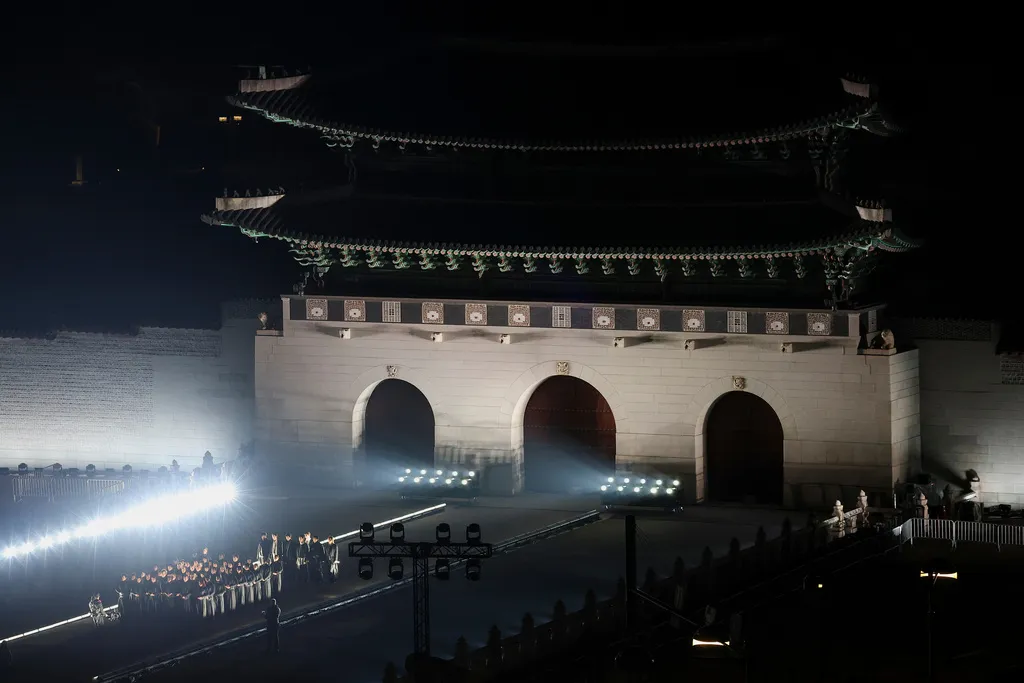 BTS khẳng định vị thế thống trị K-pop với đêm diễn trở lại lịch sử tại Gwanghwamun- Ảnh 3. BTS khẳng định vị thế thống trị K-pop với đêm diễn trở lại lịch sử tại Gwanghwamun- Ảnh 3.