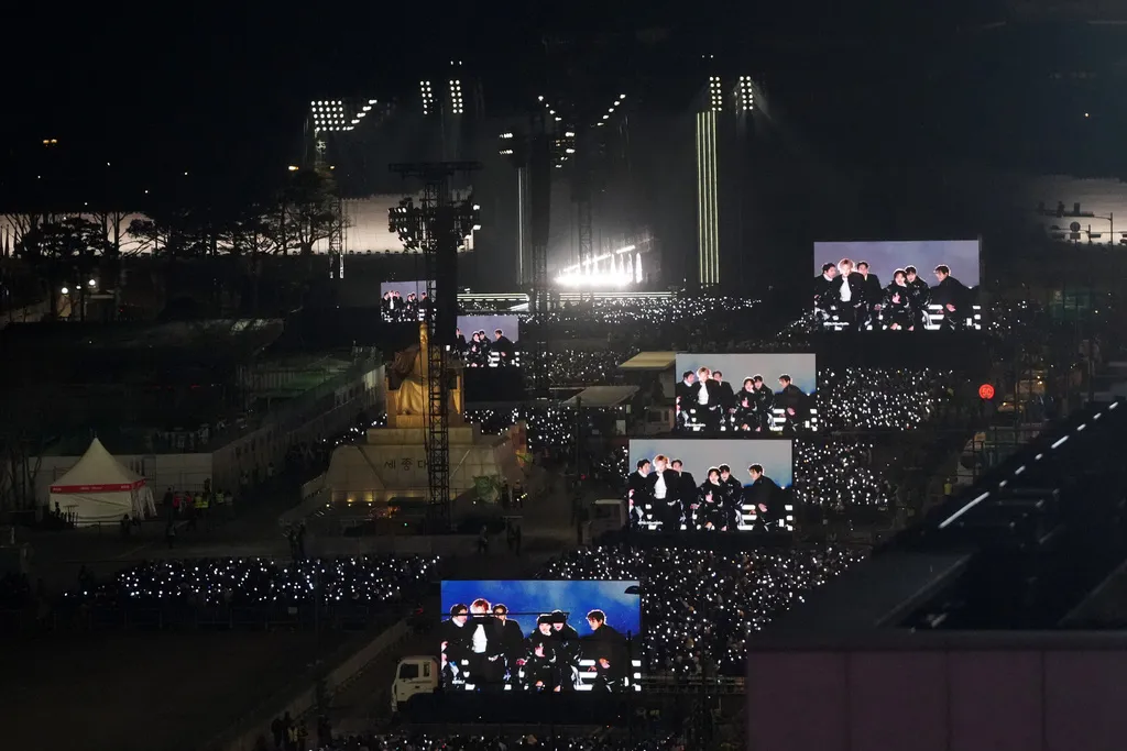 BTS khẳng định vị thế thống trị K-pop với đêm diễn trở lại lịch sử tại Gwanghwamun- Ảnh 8. BTS khẳng định vị thế thống trị K-pop với đêm diễn trở lại lịch sử tại Gwanghwamun- Ảnh 8.