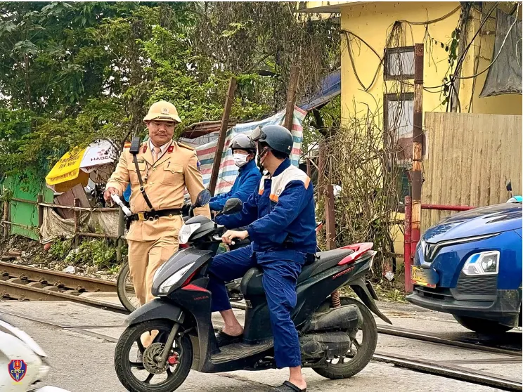Xử l&yacute; nghi&ecirc;m 137 trường hợp vi phạm tại đường ngang qua đường sắt- Ảnh 1.