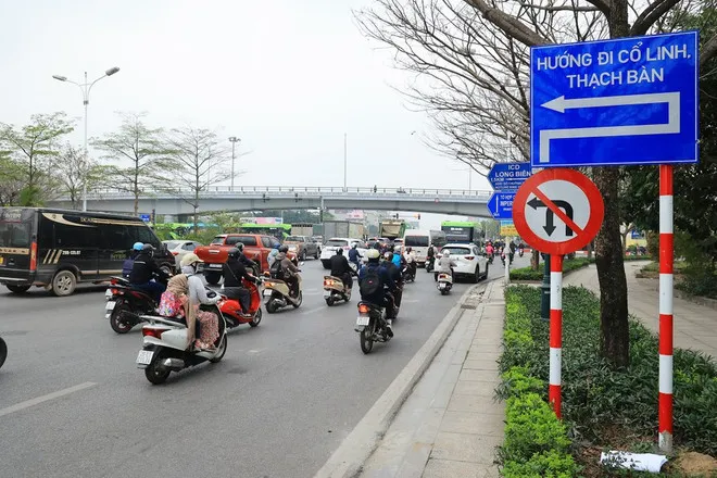 Người d&acirc;n di chuyển thế n&agrave;o khi n&uacute;t giao Cổ Linh - Đ&agrave;m Quang Trung (H&agrave; Nội) bị chắn? - Ảnh 1.