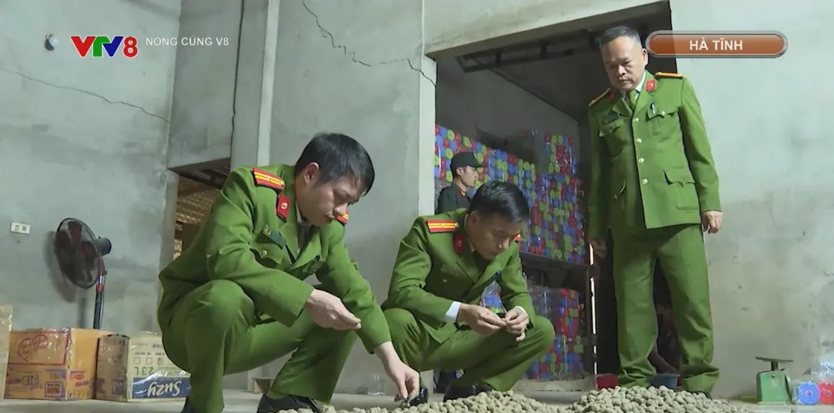 Hà Tĩnh: Triệt xoá đường dây sản xuất thuốc Đông y giả
- Ảnh 1. Hà Tĩnh: Triệt xoá đường dây sản xuất thuốc Đông y giả
- Ảnh 1.