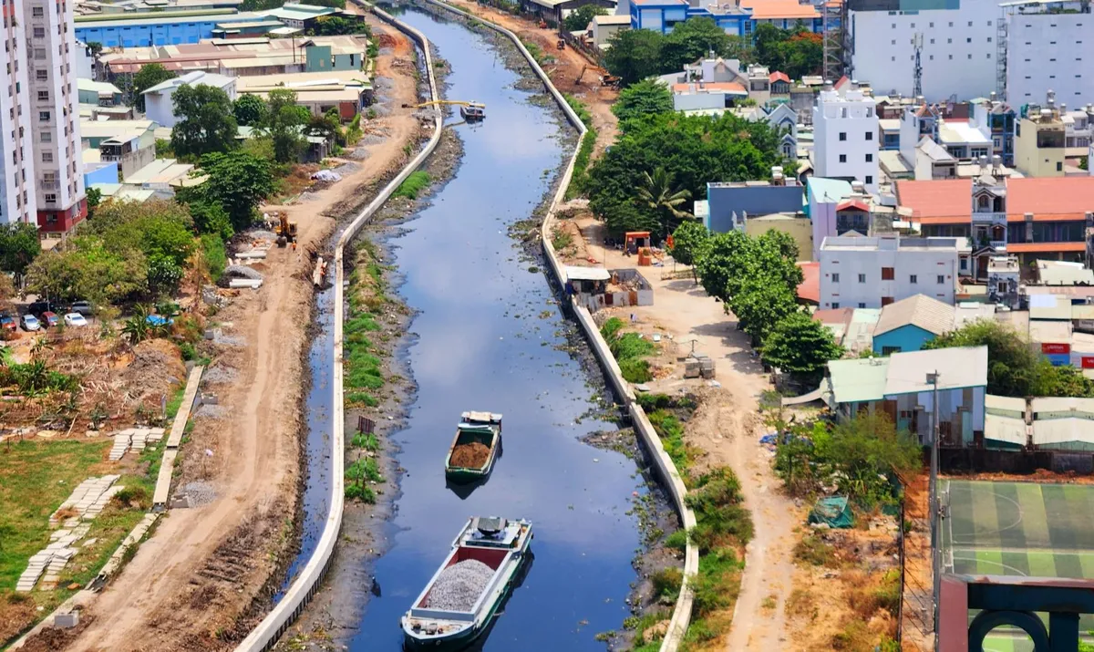 Dự án kênh Tham Lương - Bến Cát - rạch Nước Lên chậm tiến độ gây ô nhiễm, bụi bặm - Ảnh 1.