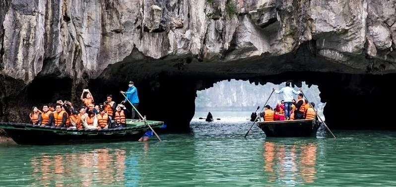 Quảng Ninh siết chặt an to&agrave;n, n&acirc;ng tầm trải nghiệm du lịch Vịnh Hạ Long- Ảnh 1.