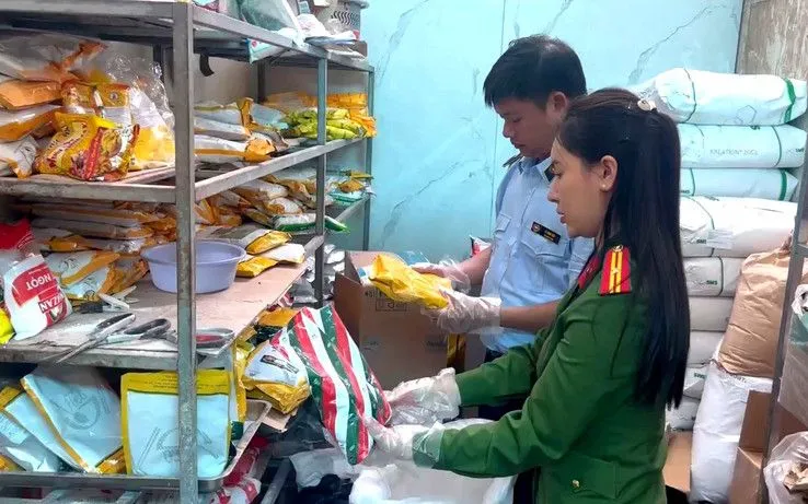 Thanh Hóa: Cảnh sát thu giữ gần 1 tấn thực phẩm không rõ nguồn gốc tại cơ sở sản xuất xúc xích