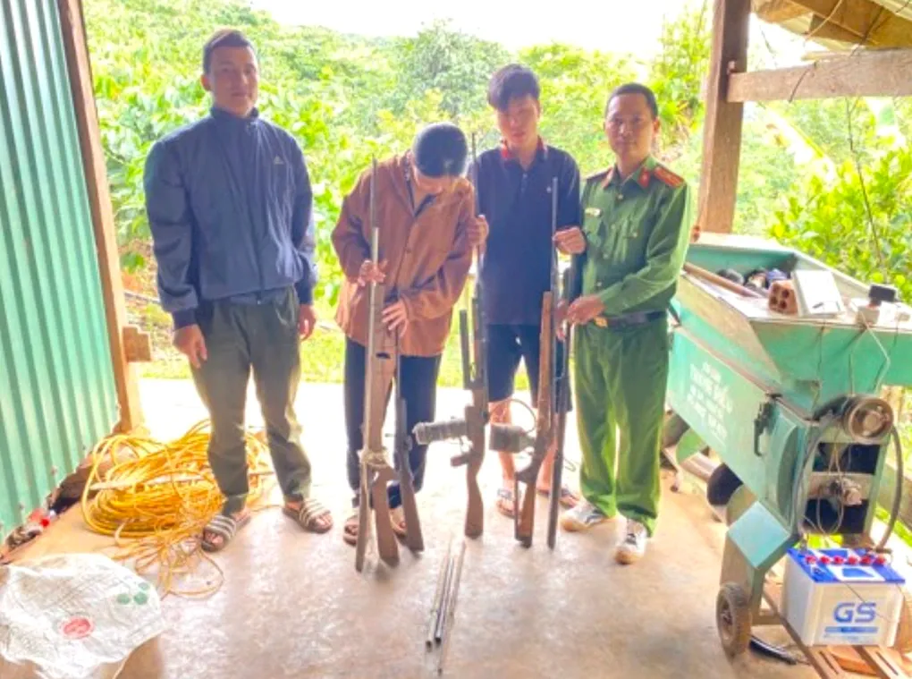 Người d&acirc;n giao nộp nhiều s&uacute;ng tự chế, đạn v&agrave; vật liệu nổ ở L&acirc;m Đồng- Ảnh 1.