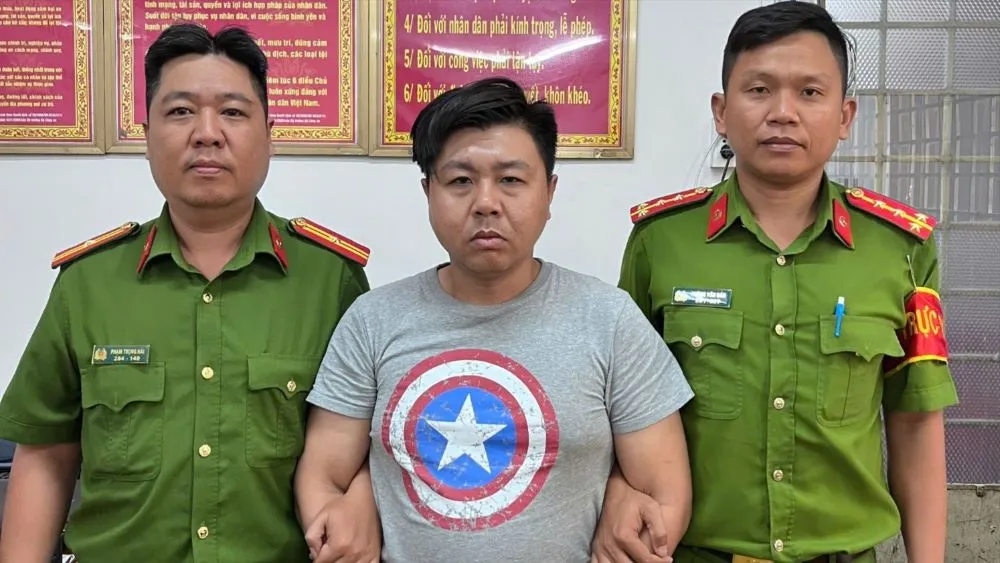 Khởi tố kẻ đập ph&aacute; h&agrave;nh l&yacute; của nữ du kh&aacute;ch tại s&acirc;n bay- Ảnh 1.