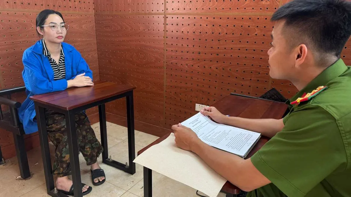 Nữ qu&aacute;i &ldquo;nổ&rdquo; c&ocirc;ng t&aacute;c ở Bộ C&ocirc;ng an lừa đảo người phụ nữ b&aacute;n sầu ri&ecirc;ng- Ảnh 1.