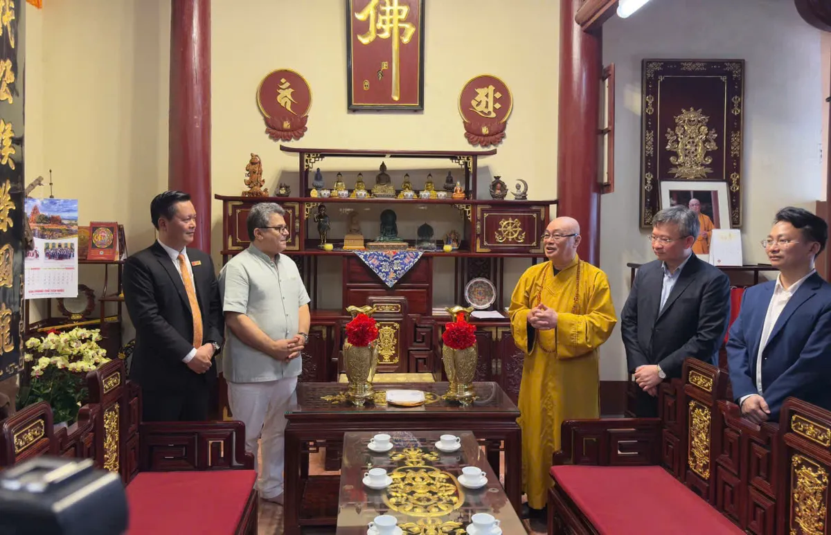 Gần 400 đại biểu quốc tế trải nghiệm &ldquo;Du xu&acirc;n hữu nghị 2026&rdquo; tại Ch&ugrave;a Hương - Ảnh 3.