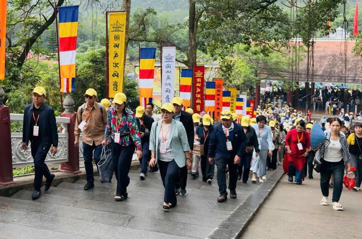 Gần 400 đại biểu quốc tế trải nghiệm &ldquo;Du xu&acirc;n hữu nghị 2026&rdquo; tại Ch&ugrave;a Hương - Ảnh 1.