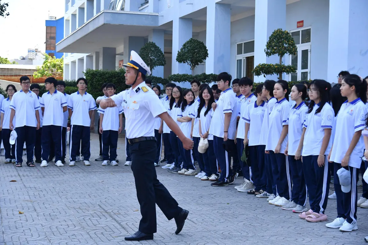 Một ngày làm lính biển của thầy trò trường THPT chuyên Lê Quý Đôn - Ảnh 1.