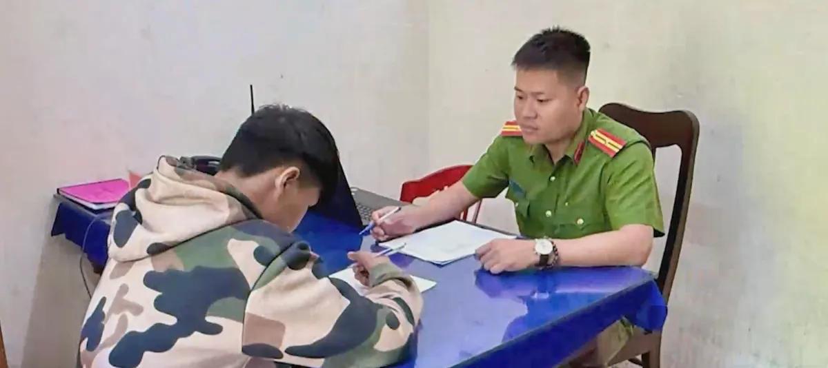 Đ&agrave; Nẵng : Xử phạt t&agrave;i xế kh&ocirc;ng đội mũ bảo hiểm , d&ugrave;ng điện thoại khi l&aacute;i xe- Ảnh 3.