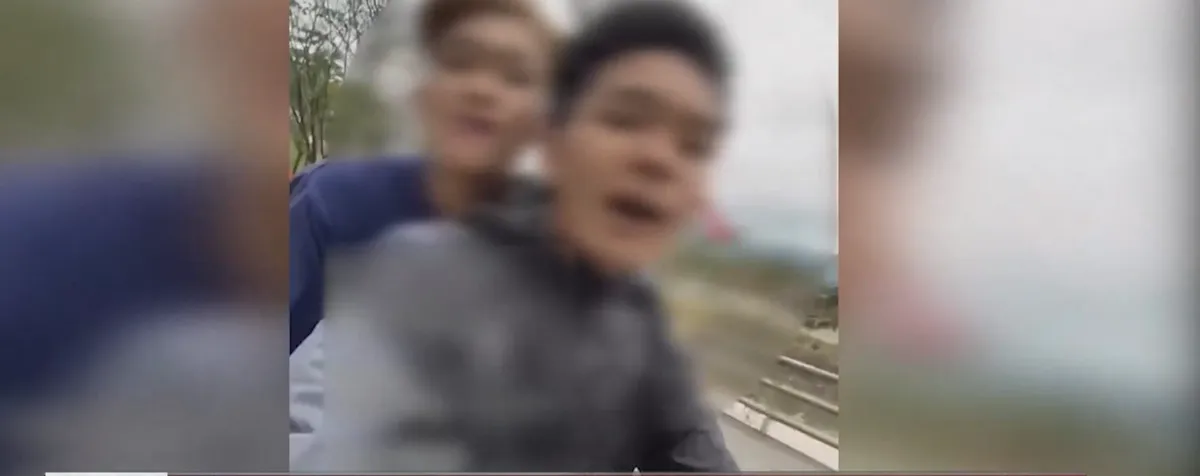 Đ&agrave; Nẵng : Xử phạt t&agrave;i xế kh&ocirc;ng đội mũ bảo hiểm , d&ugrave;ng điện thoại khi l&aacute;i xe- Ảnh 1.