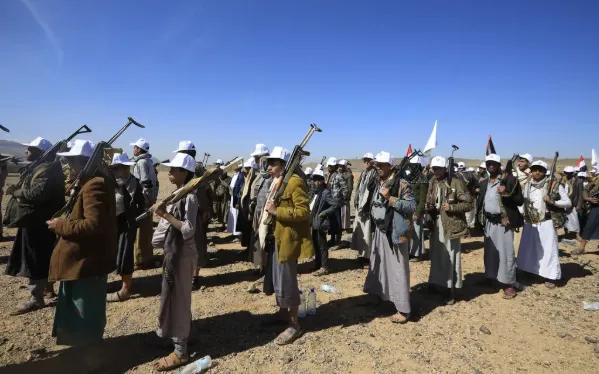 Tân binh Houthi tập trung huấn luyện bên ngoài thủ đô Sana của Yemen (Ảnh: EPA/Shutterstock)