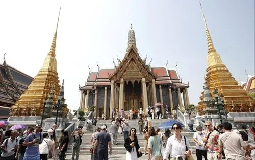 Du khách tham quan Chùa Phật Ngọc tại quần thể Cung điện Hoàng gia Thái Lan ở Bangkok (Ảnh: South China Morning Post)