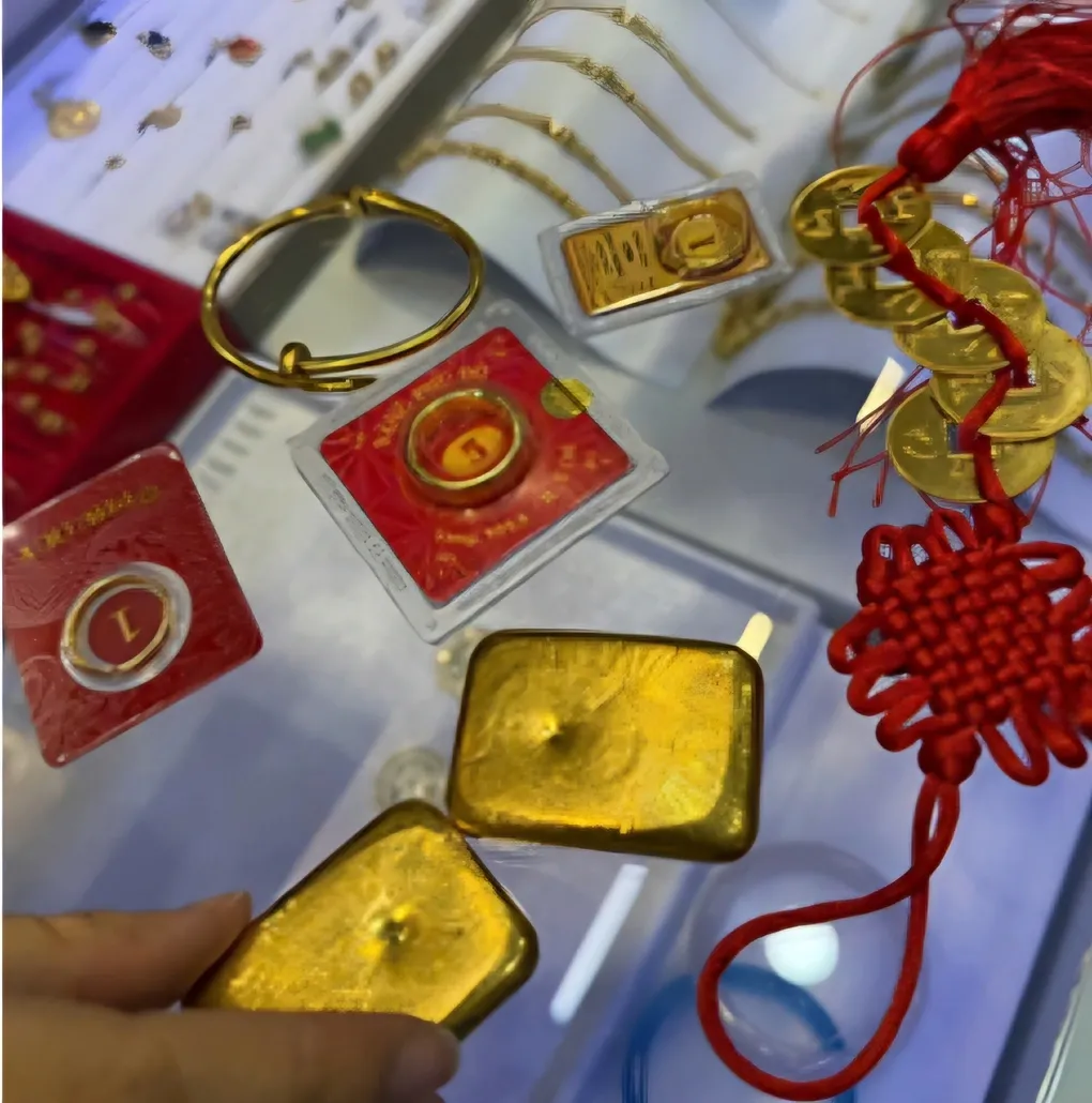 Nữ sinh ở H&agrave; Nội su&yacute;t b&aacute;n 114 chỉ v&agrave;ng v&igrave; bị lừa "hỗ trợ du học"- Ảnh 1.