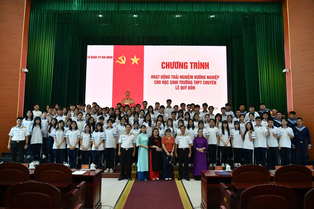 Một ngày làm lính biển của thầy trò trường THPT chuyên Lê Quý Đôn - Ảnh 3.