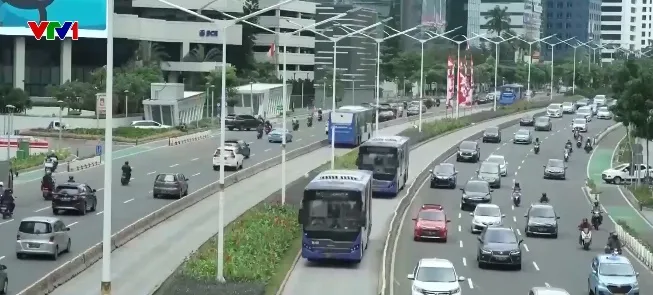 Indonesia th&uacute;c đẩy l&agrave;m việc tại nh&agrave; để tiết kiệm năng lượng  - Ảnh 1.