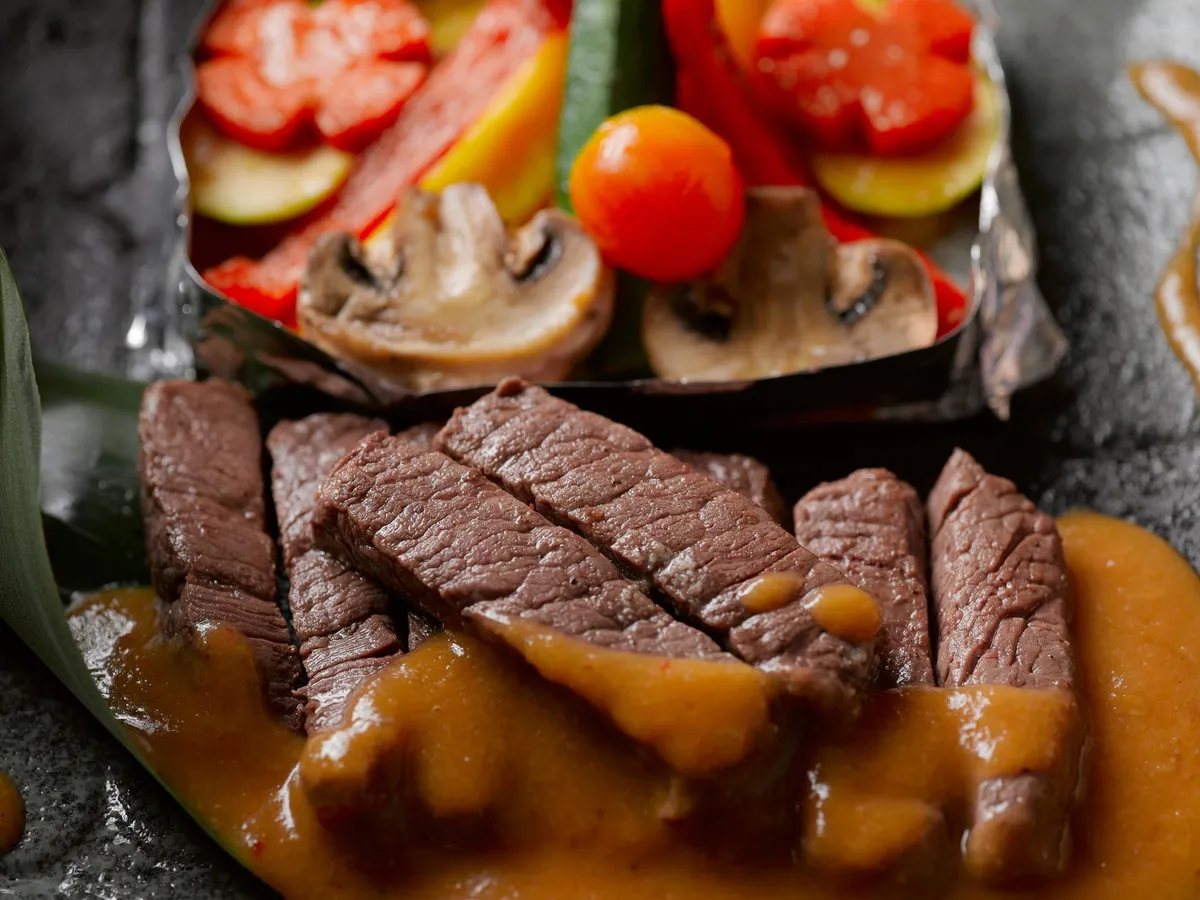 Ăn thịt b&ograve; đ&uacute;ng c&aacute;ch: Tốt cho cơ bắp, bổ m&aacute;u nhưng cần lưu &yacute; liều lượng- Ảnh 1.