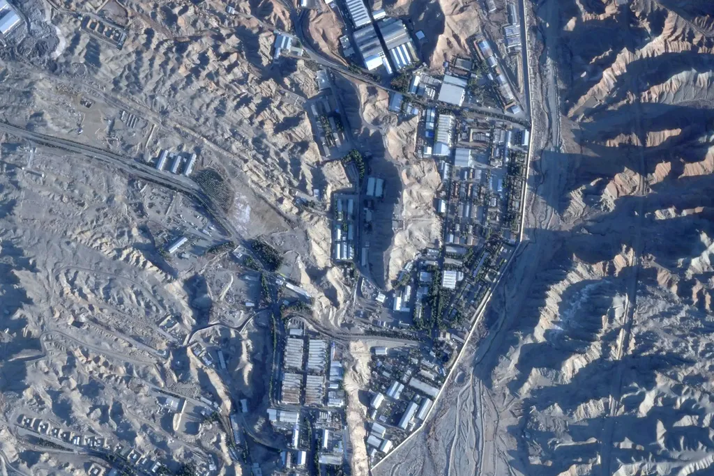 Tổng thống Trump ra tối hậu thư y&ecirc;u cầu Iran mở lại ho&agrave;n to&agrave;n eo biển Hormuz trong 48 giờ- Ảnh 1.