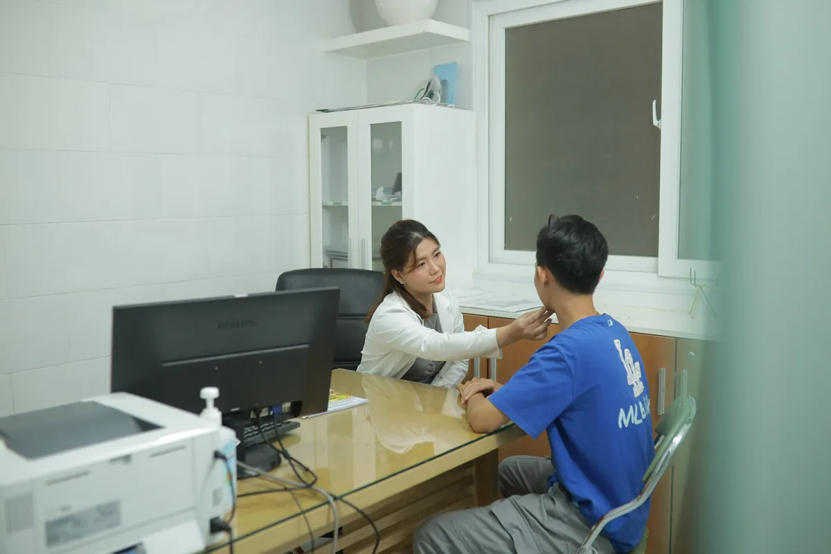 Hiểm họa từ mỹ phẩm l&agrave;m trắng da thần tốc - Ảnh 1.