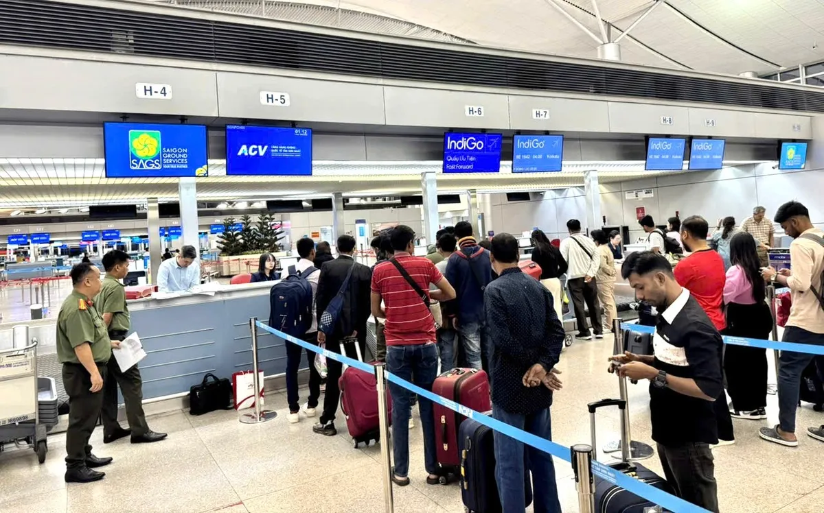 Đồng Nai trục xuất 36 c&ocirc;ng d&acirc;n Bangladesh vi phạm cư tr&uacute;, lao động tr&aacute;i ph&eacute;p - Ảnh 1.