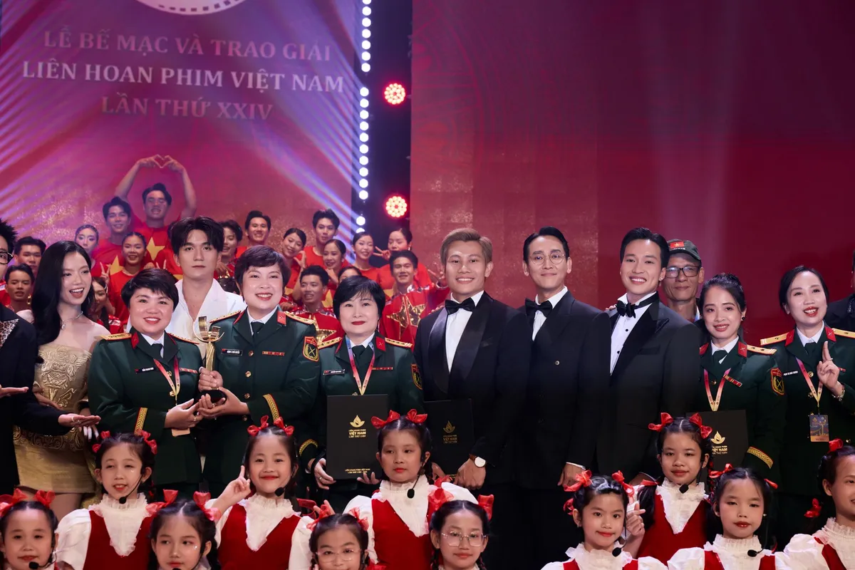 Hứa Vĩ Văn v&agrave; chuỗi phim mới sau th&agrave;nh c&ocirc;ng đi v&agrave;o lịch sử điện ảnh Việt của Mưa đỏ - Ảnh 5.