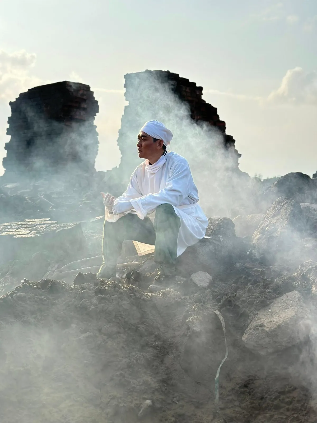 Hứa Vĩ Văn v&agrave; chuỗi phim mới sau th&agrave;nh c&ocirc;ng đi v&agrave;o lịch sử điện ảnh Việt của Mưa đỏ - Ảnh 4.
