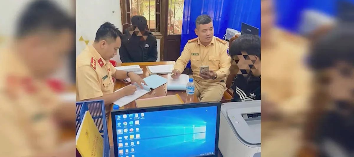 Đ&agrave; Nẵng : Xử phạt t&agrave;i xế kh&ocirc;ng đội mũ bảo hiểm , d&ugrave;ng điện thoại khi l&aacute;i xe- Ảnh 2.