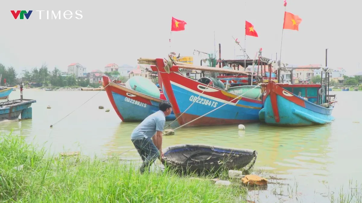 Ngư d&acirc;n Quảng Trị &ldquo;canh nước&rdquo; ra khơi v&igrave; cửa lạch bị bồi lấp - Ảnh 2.