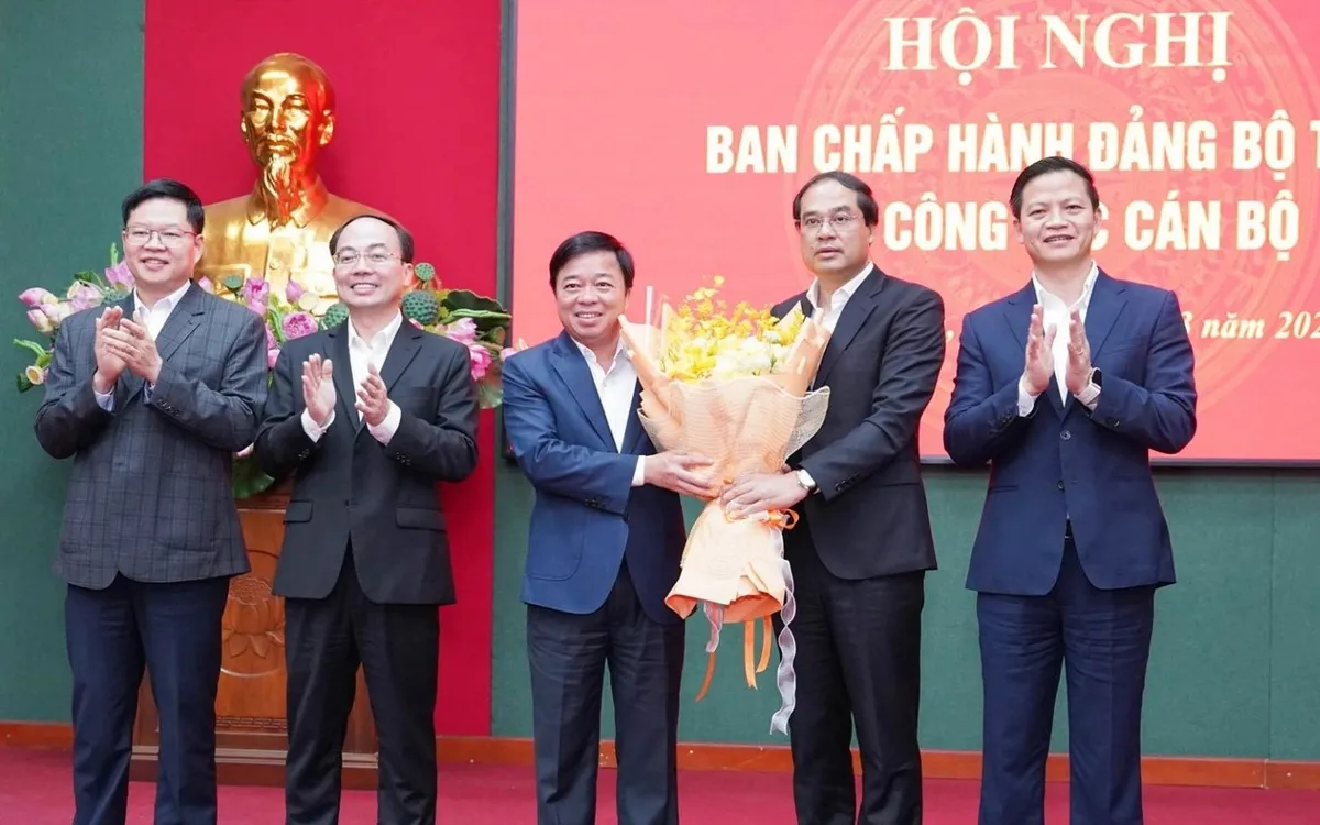 Đồng chí Bùi Văn Lương, Tân Phó Bí thư Tỉnh ủy nhận hoa chúc mừng.