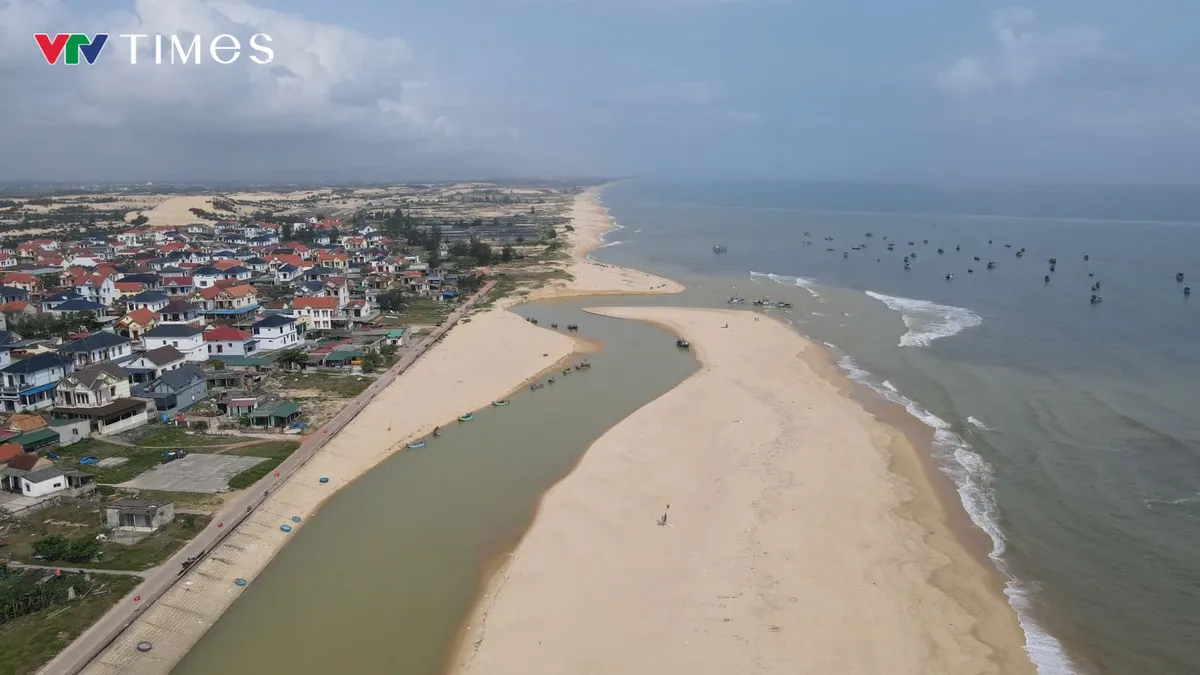 Ngư d&acirc;n Quảng Trị &ldquo;canh nước&rdquo; ra khơi v&igrave; cửa lạch bị bồi lấp - Ảnh 1.