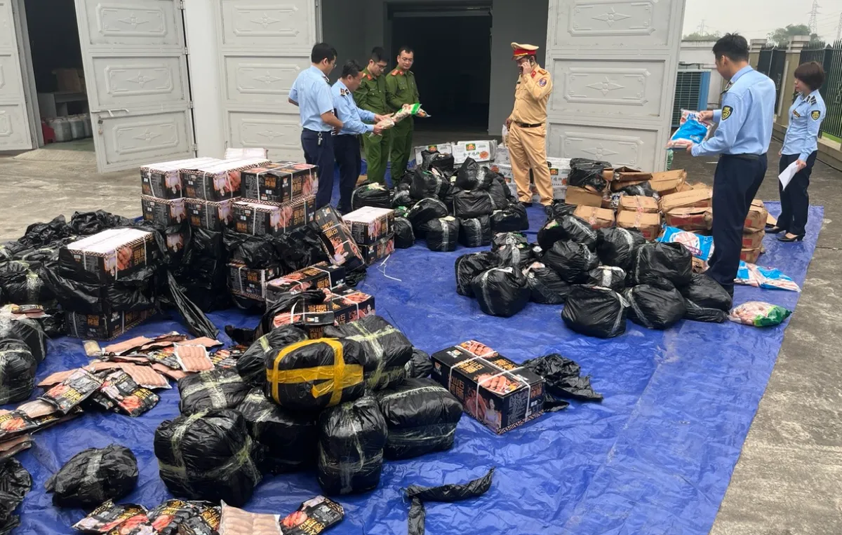 Ngăn chặn tr&ecirc;n 2,3 tấn lạp xưởng, chả mực... kh&ocirc;ng r&otilde; nguồn gốc tr&ecirc;n đường đi ti&ecirc;u thụ- Ảnh 1.