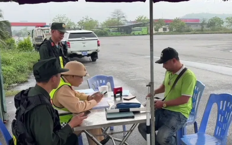 Tài xế xe khách không nhường đường cho xe ưu tiên bị phạt