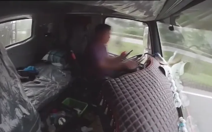 Bắc Ninh: Tài xế xe đầu kéo bị phạt nặng vì sử dụng điện thoại và vi phạm kích thước thùng xe