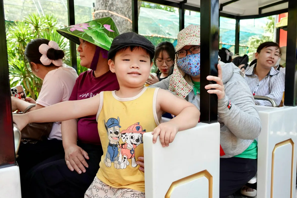 H&agrave;ng ng&agrave;n người tham dự sinh nhật 162 tuổi của Thảo Cầm Vi&ecirc;n S&agrave;i G&ograve;n- Ảnh 12.