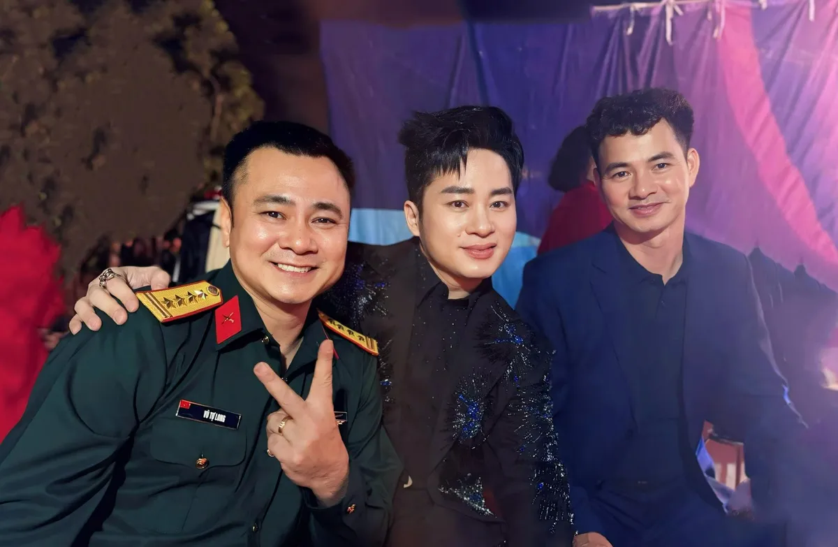 Điểm tin sao Việt: MC M&ugrave; Tạt lần đầu gọi Đức Huy l&agrave; 'anh' trong lễ cưới - Ảnh 6.