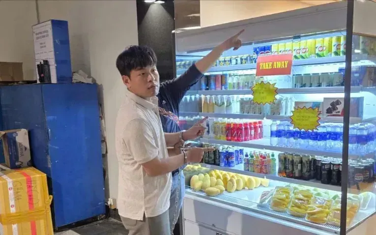 Bắt giữ nghi phạm người Trung Quốc li&ecirc;n quan vụ &aacute;n mạng khi chuẩn bị xuất cảnh tại s&acirc;n bay T&acirc;n Sơn Nhất- Ảnh 1.