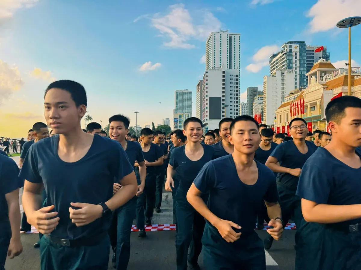 Kh&aacute;nh H&ograve;a: Hơn 5.000 người tham gia Ng&agrave;y chạy Olympic V&igrave; sức khỏe to&agrave;n d&acirc;n - V&igrave; an ninh Tổ quốc năm 2026 - Ảnh 4.