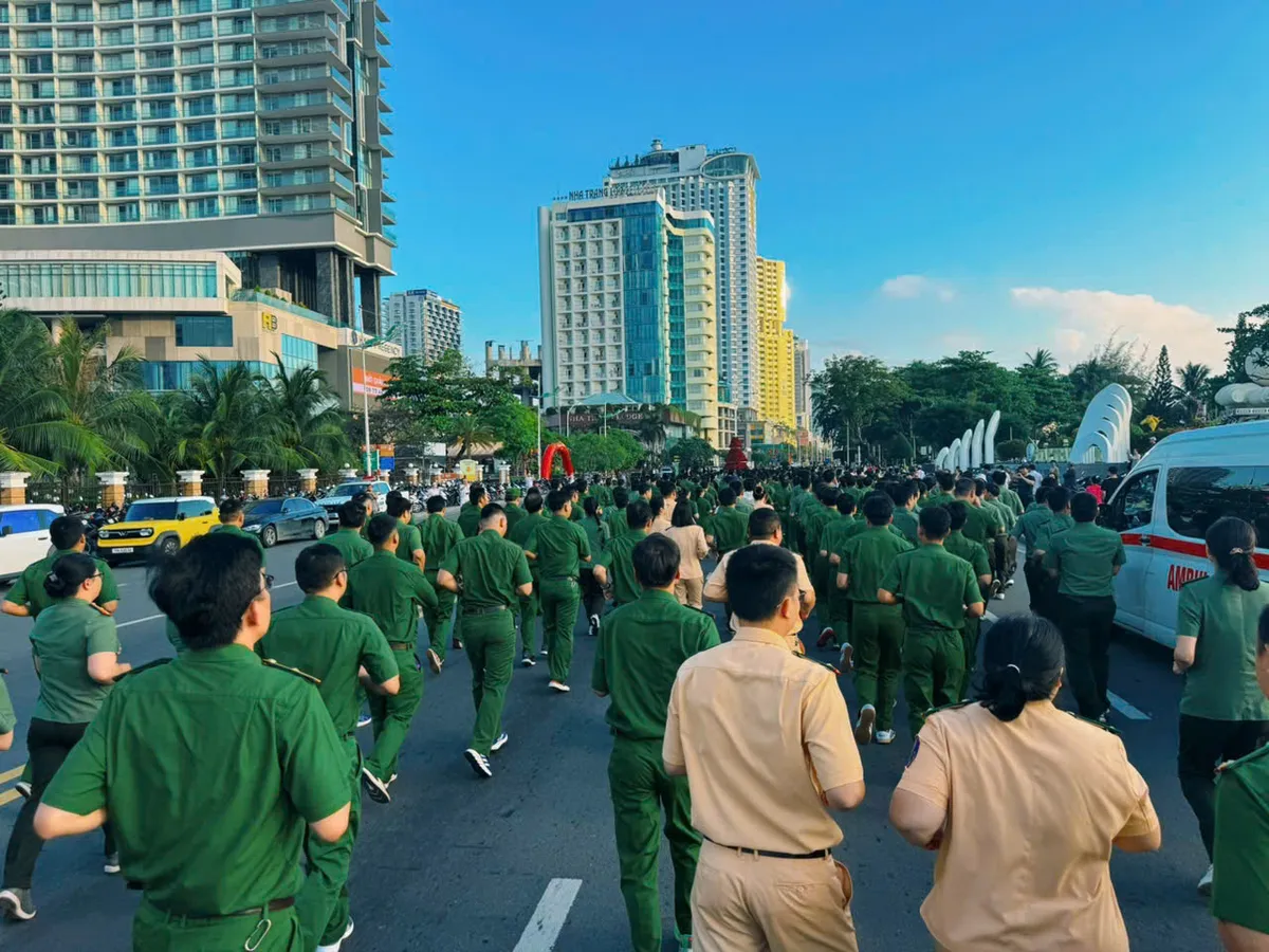 Kh&aacute;nh H&ograve;a: Hơn 5.000 người tham gia Ng&agrave;y chạy Olympic V&igrave; sức khỏe to&agrave;n d&acirc;n - V&igrave; an ninh Tổ quốc năm 2026 - Ảnh 6.
