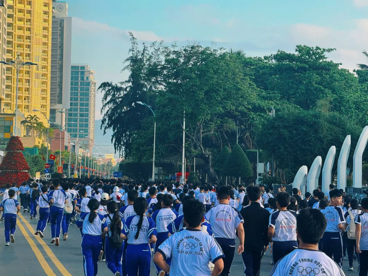 Kh&aacute;nh H&ograve;a: Hơn 5.000 người tham gia Ng&agrave;y chạy Olympic V&igrave; sức khỏe to&agrave;n d&acirc;n - V&igrave; an ninh Tổ quốc năm 2026 - Ảnh 5.