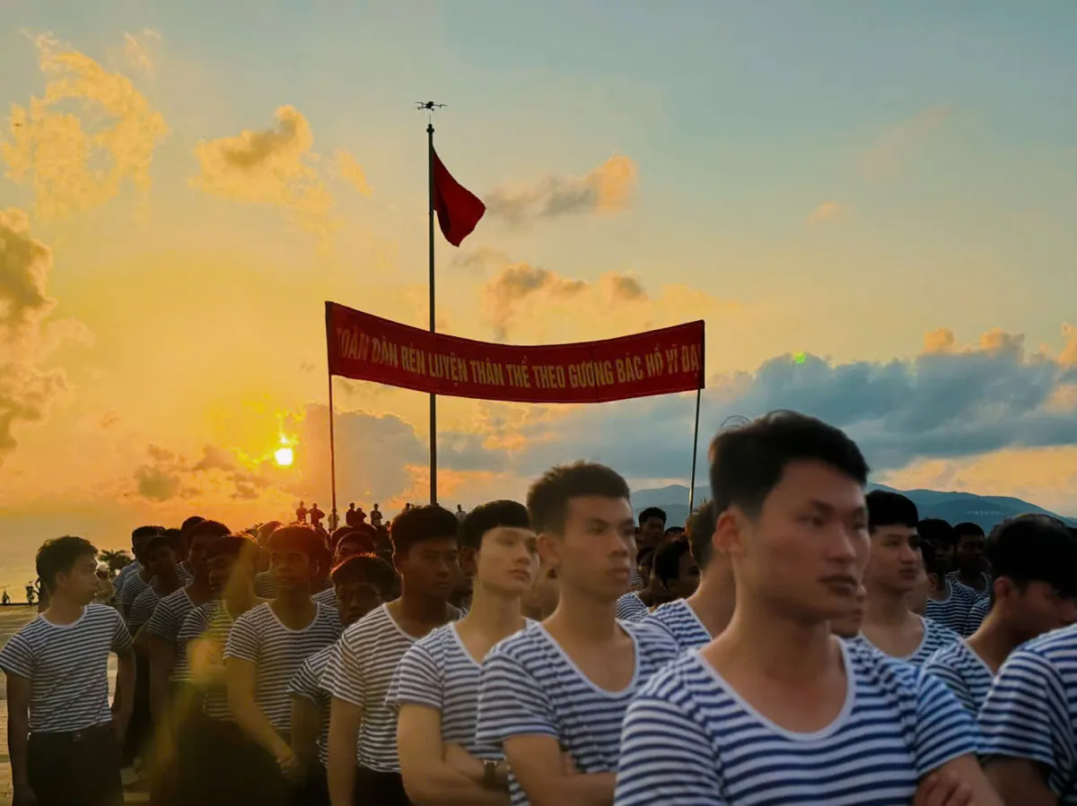 Kh&aacute;nh H&ograve;a: Hơn 5.000 người tham gia Ng&agrave;y chạy Olympic V&igrave; sức khỏe to&agrave;n d&acirc;n - V&igrave; an ninh Tổ quốc năm 2026 - Ảnh 2.