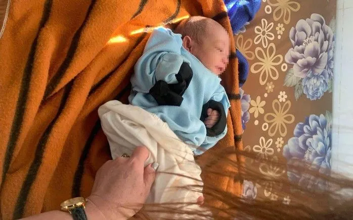 Công an xã Kdang tìm người thân của bé sơ sinh bị bỏ rơi