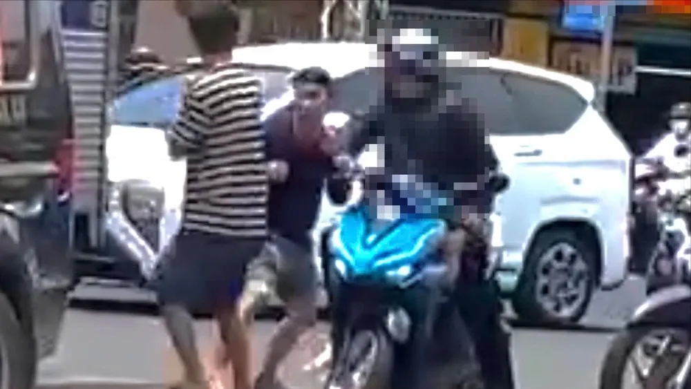 Hai t&agrave;i xế &ocirc; t&ocirc; x&ocirc; x&aacute;t giữa đường ở TP.HCM, một người chảy m&aacute;u đầu- Ảnh 1.