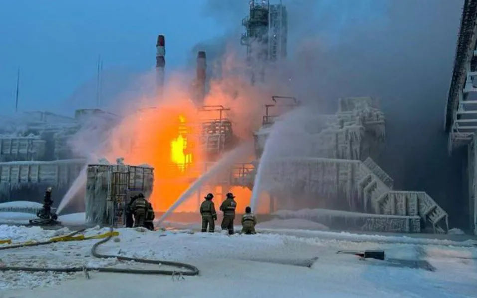 Nỗ lực dập tắt đám cháy tại một nhà ga khí đốt tự nhiên ở cảng Ust-Luga thuộc vùng Biển Baltic của Nga (Ảnh: AFP)