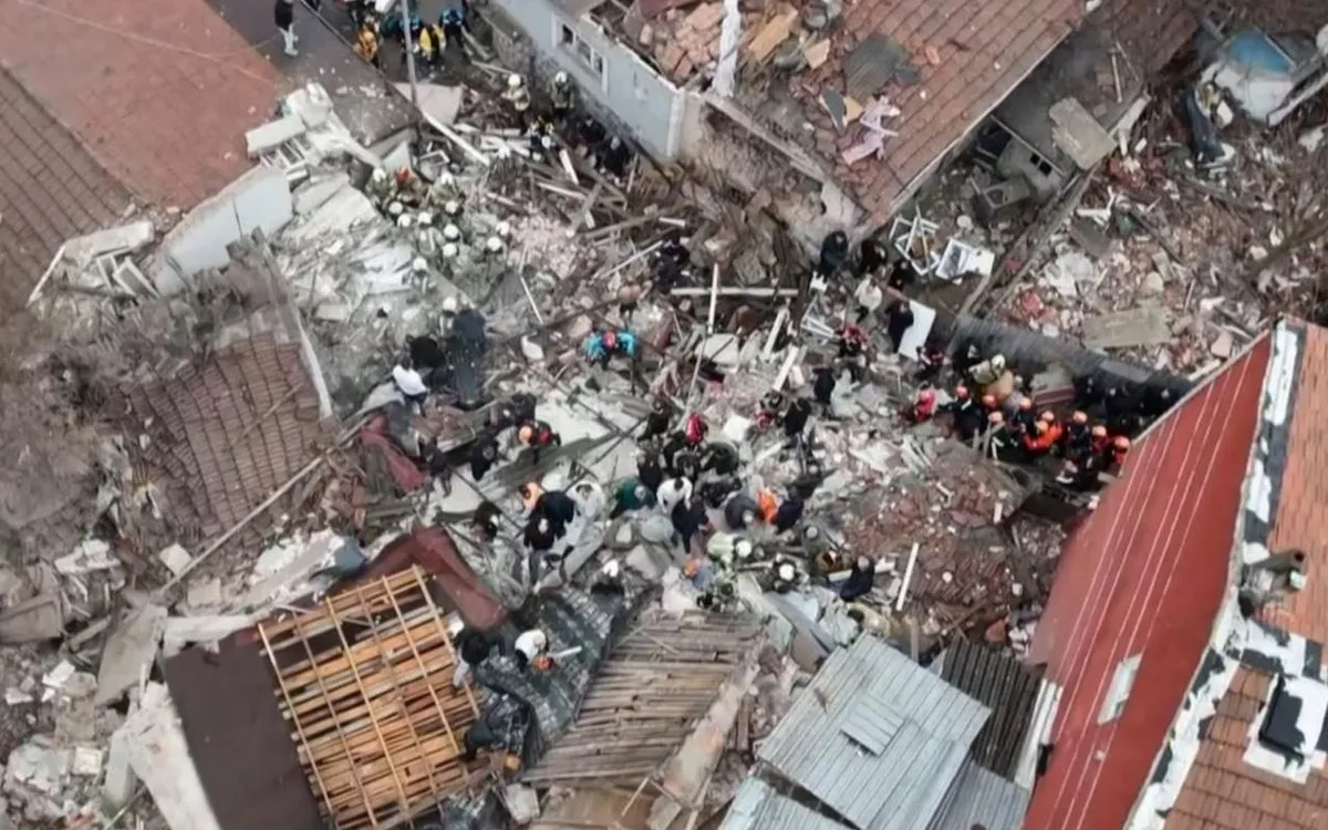 Đống đổ nát của hai tòa nhà liền kề sụp đổ ở Istanbul, Thổ Nhĩ Kỳ, ngày 22/3/2026 (Ảnh: IHA)