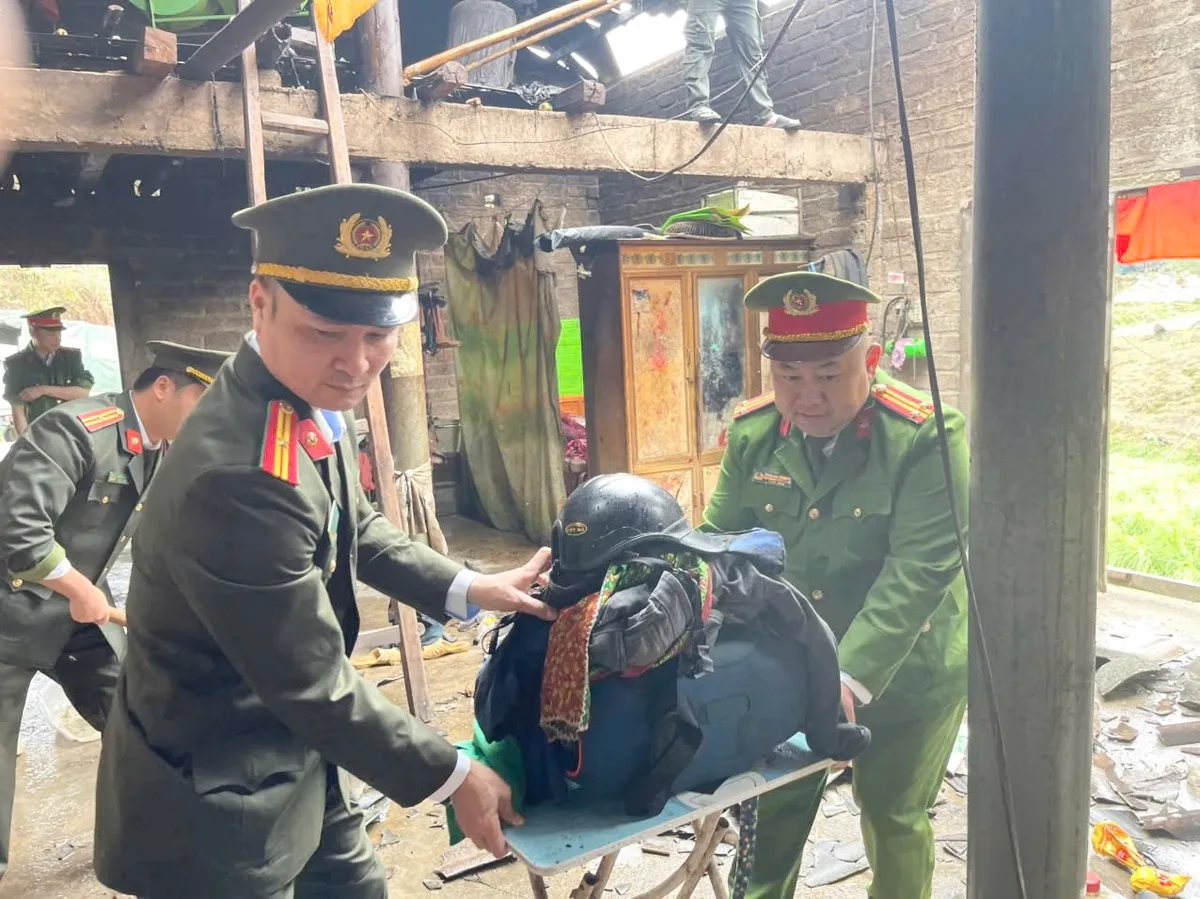 C&ocirc;ng an cơ sở khẩn trương gi&uacute;p d&acirc;n khắc phục hậu quả mưa đ&aacute;, gi&ocirc;ng lốc - Ảnh 3.