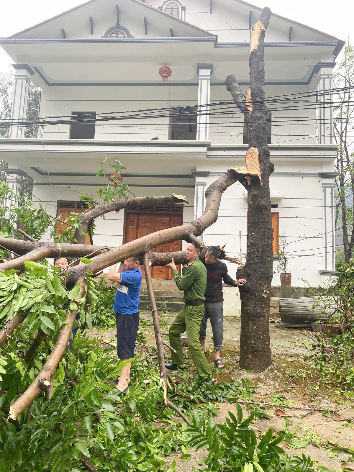 C&ocirc;ng an cơ sở khẩn trương gi&uacute;p d&acirc;n khắc phục hậu quả mưa đ&aacute;, gi&ocirc;ng lốc - Ảnh 1.