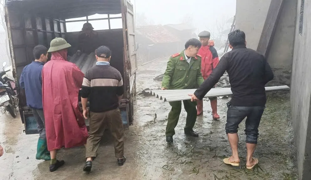 C&ocirc;ng an cơ sở khẩn trương gi&uacute;p d&acirc;n khắc phục hậu quả mưa đ&aacute;, gi&ocirc;ng lốc - Ảnh 2.